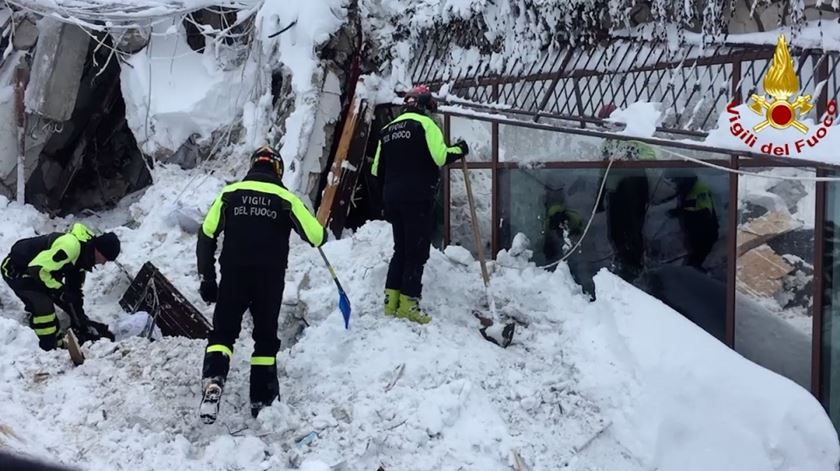 Bombeiros resgatam sexta vítima de avalanche