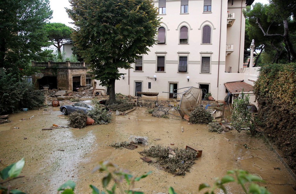 Avô salva neta em enchente na Itália