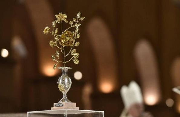 Papa Francisco envia Rosa de Ouro a Santuário brasileiro pelos 300 anos de Aparecida