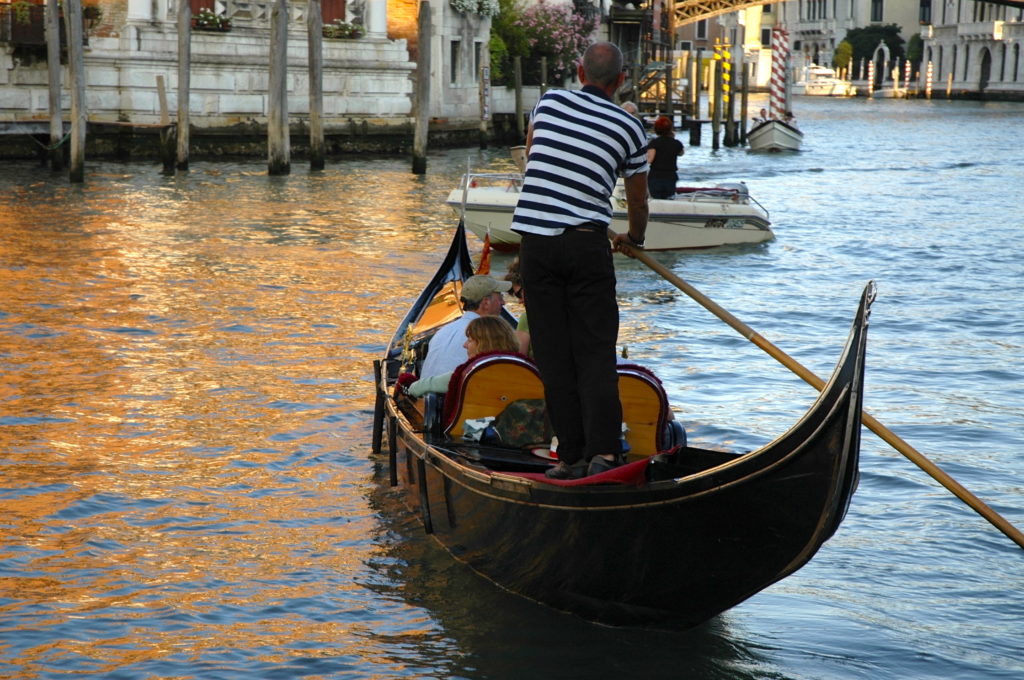 Veneza planeja fazer passeios de gôndola gratuitos com moradores