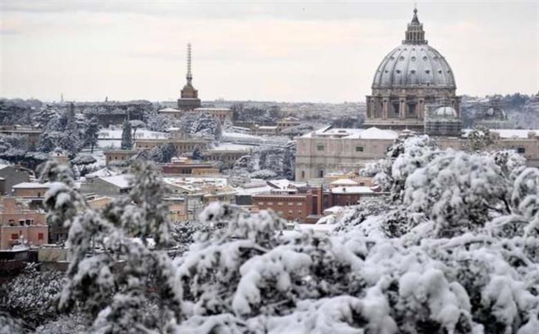 Roma amanhece coberta de neve e enfrenta transtornos