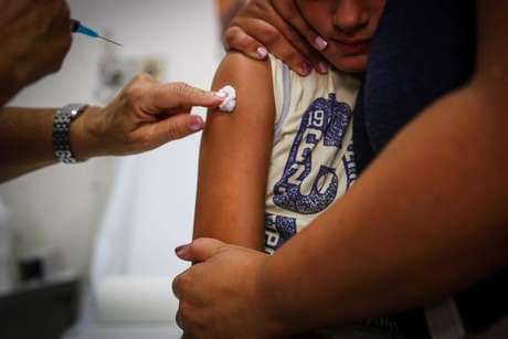 Raggi cria polêmica com a lei das vacinas