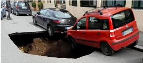 Cratera se abre e ‘engole’ dois carros em rua de Roma