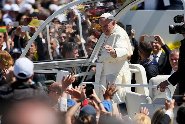 Papa visita cidade italiana e faz apelo a favor de migrantes
