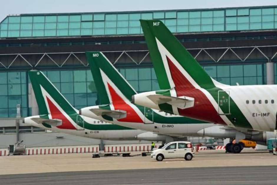 Companhia aérea Alitalia recebe três ofertas de compra