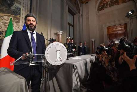 Presidente da Câmara recebe mandato exploratório na Itália