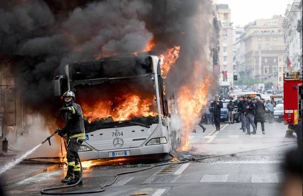 Ônibus explode em rua de Roma e gera pânico