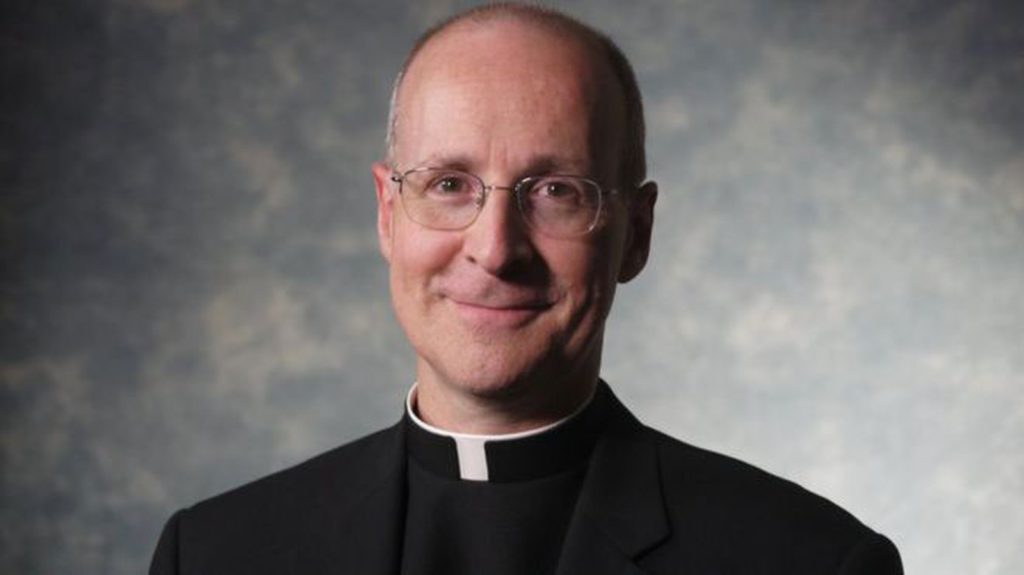 ‘Precisamos parar de tratar LGBTs como leprosos’, diz jesuíta consultor do Vaticano