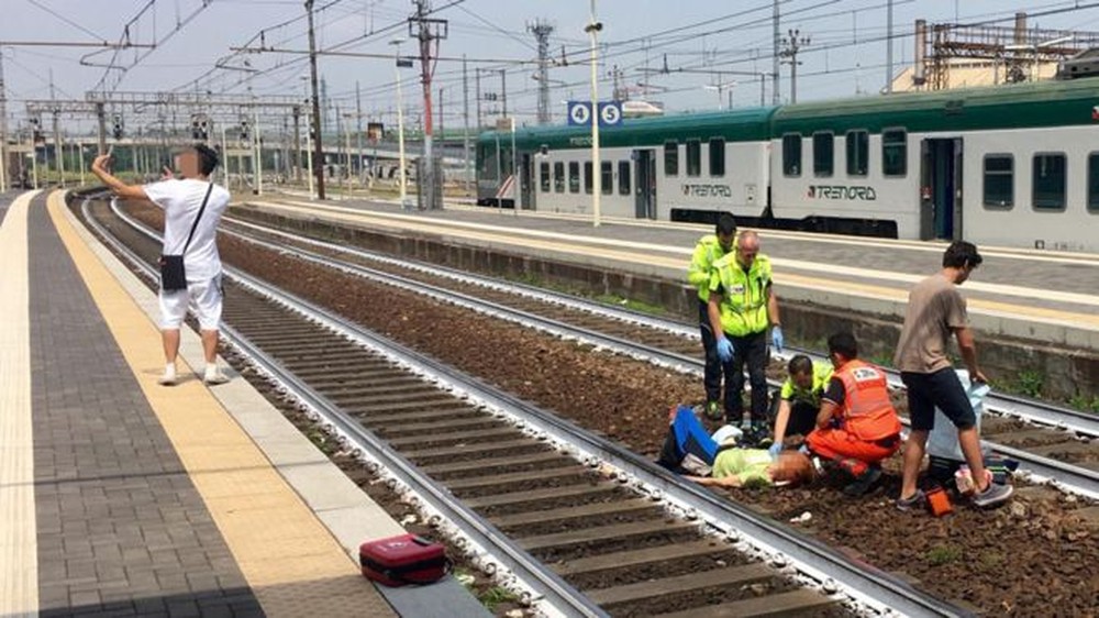 Selfie após acidente de trem choca italianos