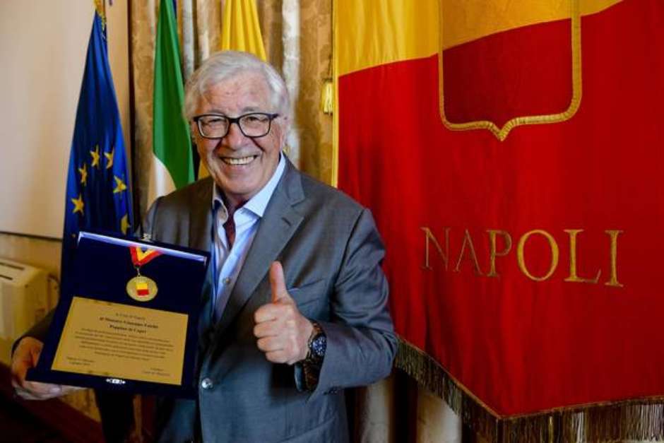 Nápoles condecora Peppino di Capri por 60 anos de carreira