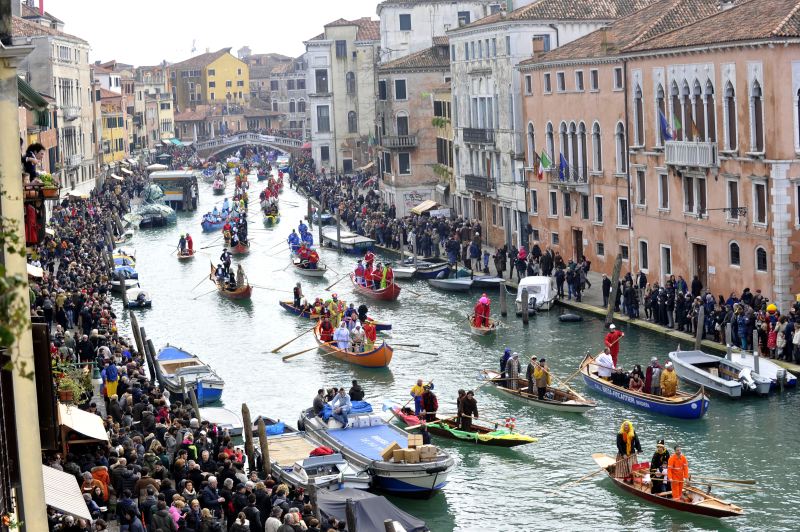 Veneza proíbe canoas e caiaques no Canal Grande