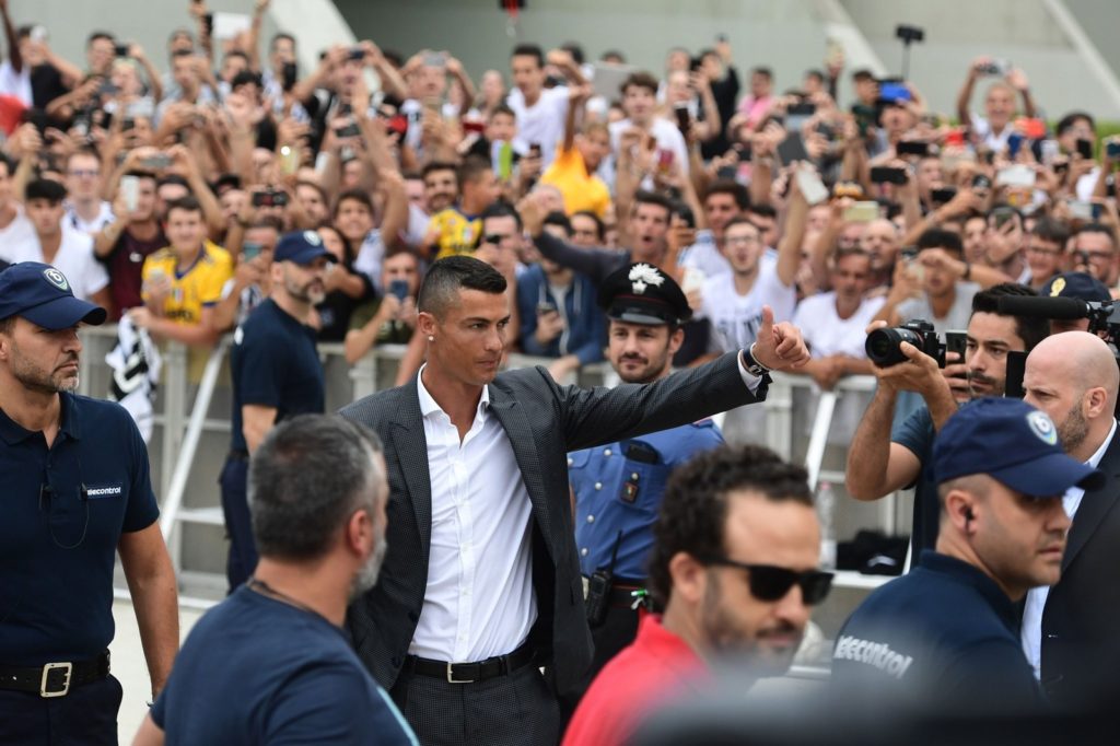 Cristiano Ronaldo tem primeiro contato com torcida da Juventus