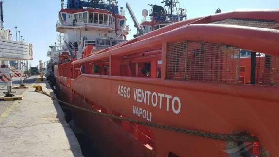 Navio italiano resgata refugiados no mar e os leva à Líbia