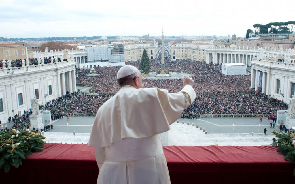Papa presenteia fieis com crucifixos na praça São Pedro