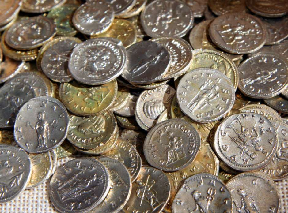 Itália encontra ‘tesouro’ de 300 moedas de ouro romanas