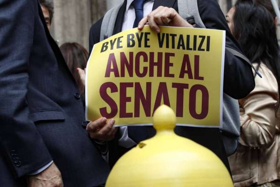 Itália aprova corte em aposentadorias de senadores
