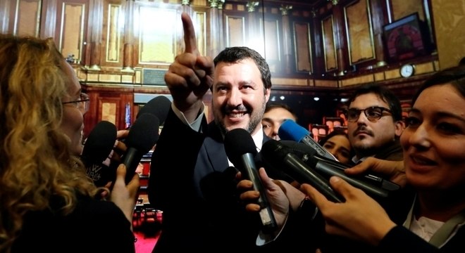 Mistura de política e vida pessoal faz fama de ministro italiano nas redes