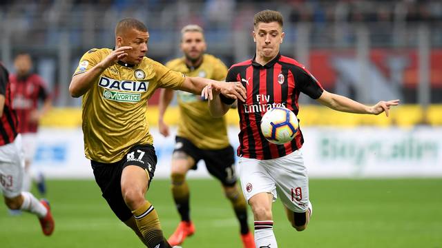 Milan leva gol de Lasagna e empata em casa com a Udinese. Paquetá sai machucado