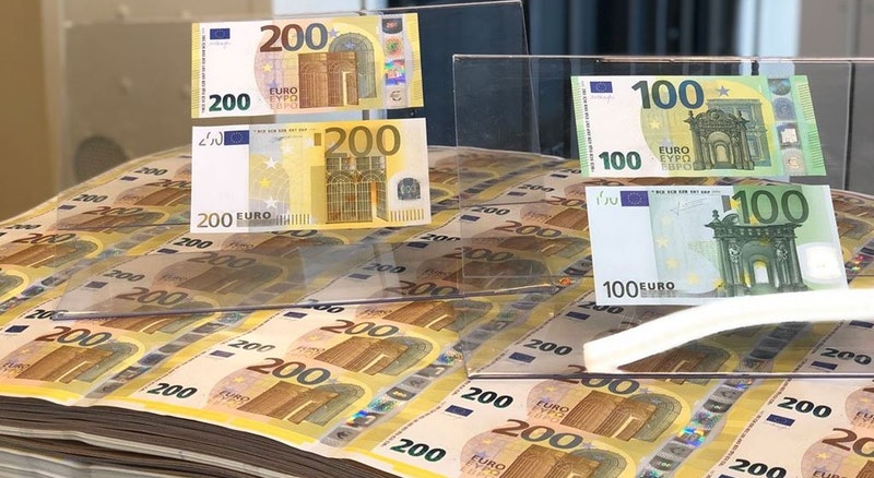 Novas notas de 100 e 200 euros entram em circulação