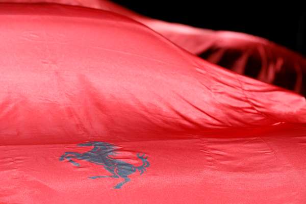 Ferrari anuncia lançamento de carro híbrido