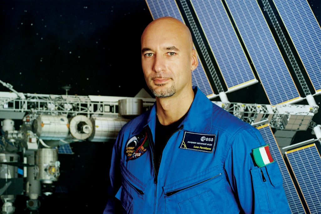 No espaço, astronauta italiano vira DJ e agita multidão