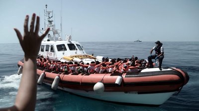 Barco de resgate com migrantes rejeita oferta de atracar na Espanha