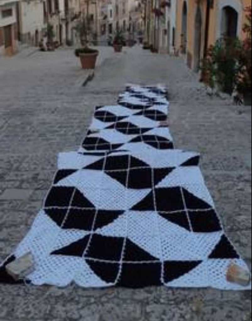 Artistas brasileiros espalham obras de tricô e crochê por cidade italiana