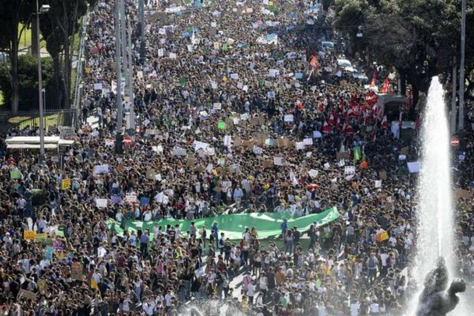 Mais de 1 milhão de pessoas saem às ruas na Itália em greve pelo clima