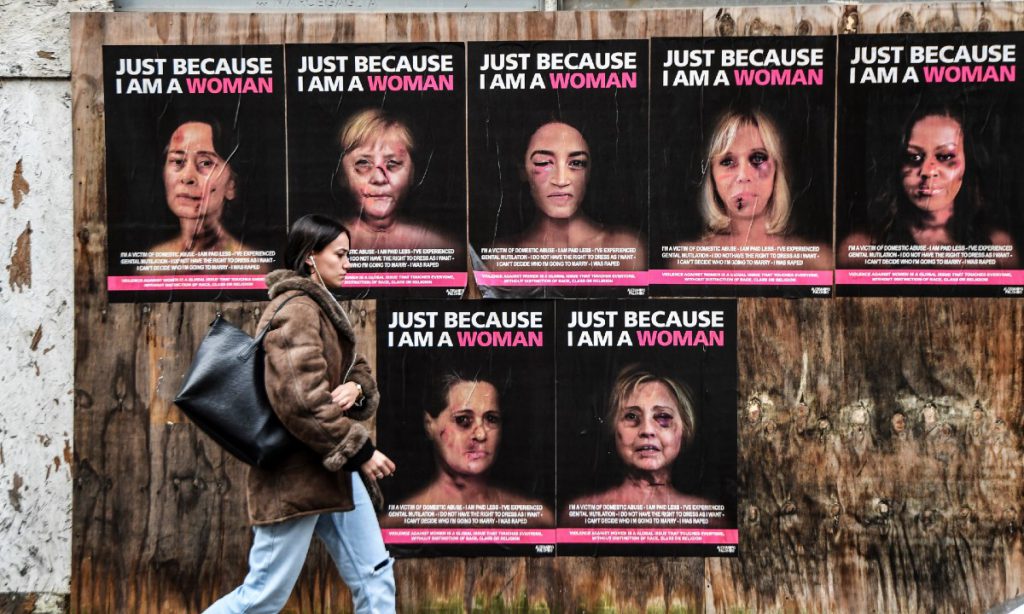 Cartazes em Milão retratam famosas com hematomas em ação contra violência de gênero