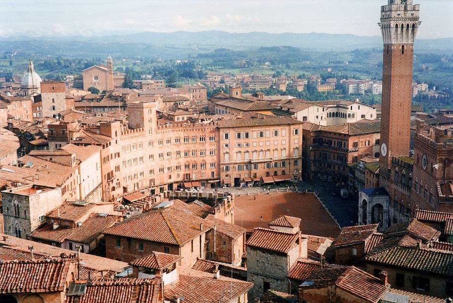 Em Siena, italianos cantam para enfrentar isolamento por coronavírus