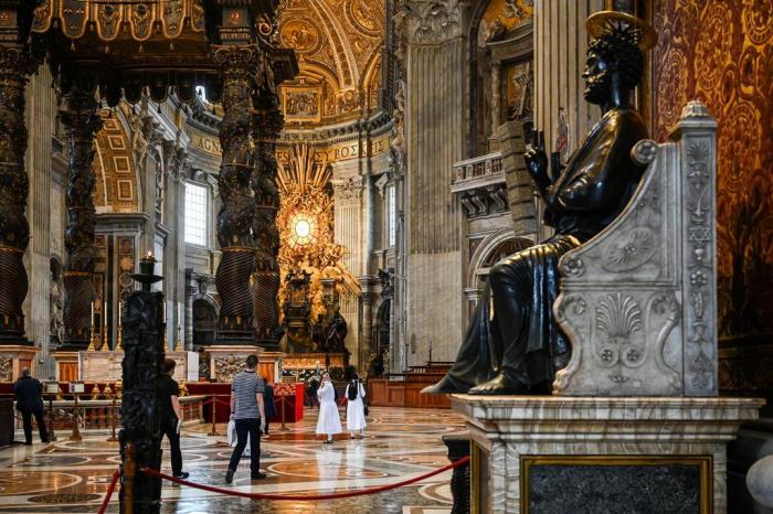 Basílica de São Pedro reabre no Vaticano: Itália ‘acende as luzes’