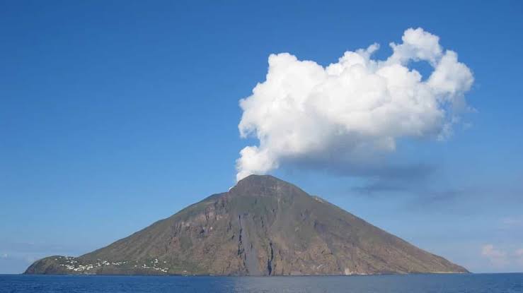 Novas erupções do vulcão Stromboli, na Sicília, deixam moradores locais em alerta