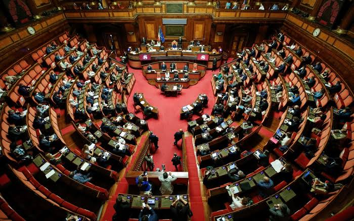 Deputados italianos pedem desculpa por solicitarem “Bônus Covid”