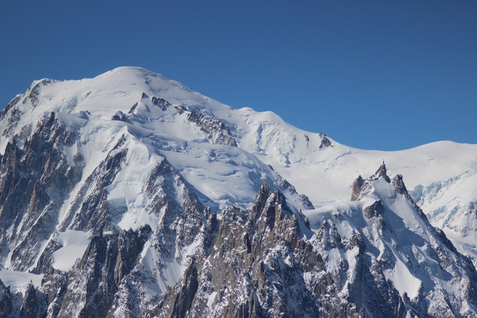 Geleira do lado italiano de Mont Blanc corre risco de desabar