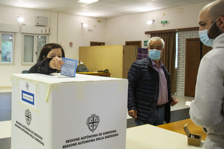 Italianos vão às urnas na Sardenha em eleições municipais