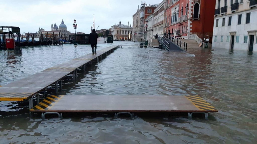 Acqua alta a Venezia, la marea raggiunge i 138 cm. Il sindaco: «Stanotte alziamo Mose, ma regole da rivedere»
