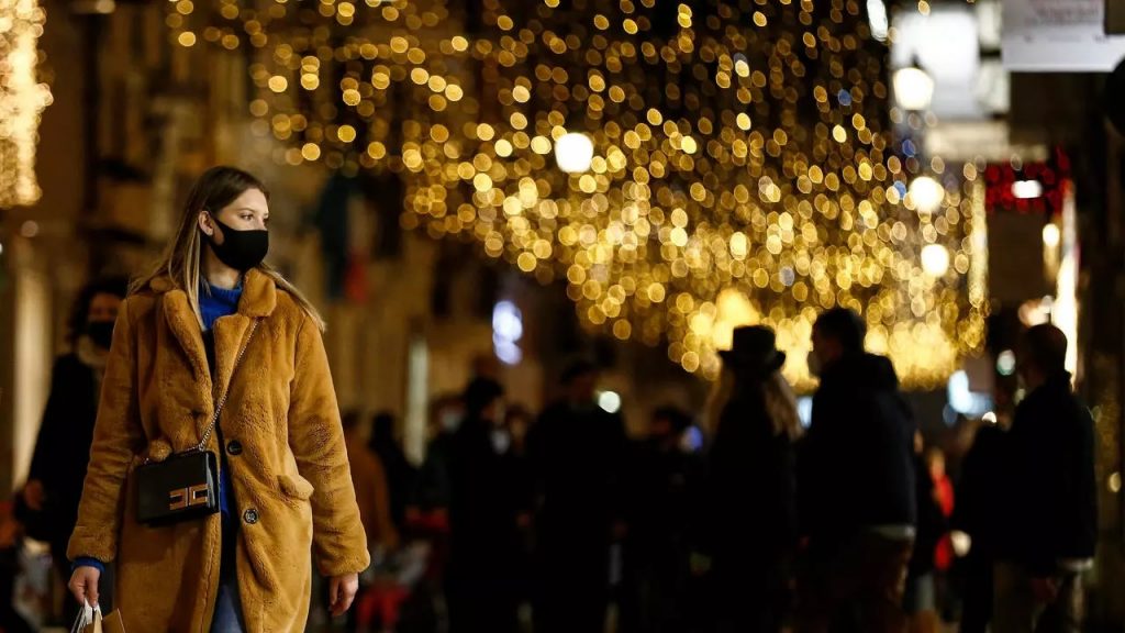 Corrida às compras de Natal causa aglomerações na Itália