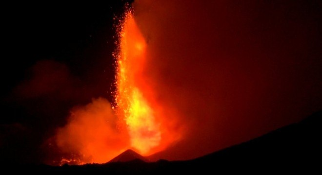 Vulcão Etna, na Itália, tem nova erupção