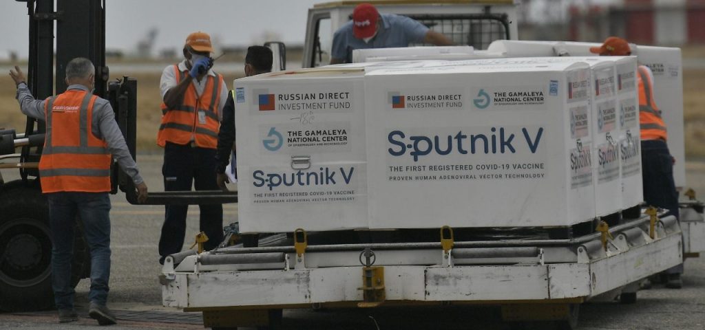 Itália assina acordo para produzir a vacina russa contra Covid Sputnik V