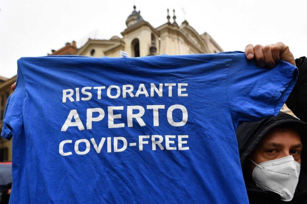 Protesto em Roma contra regras anti-Covid termina em confusão