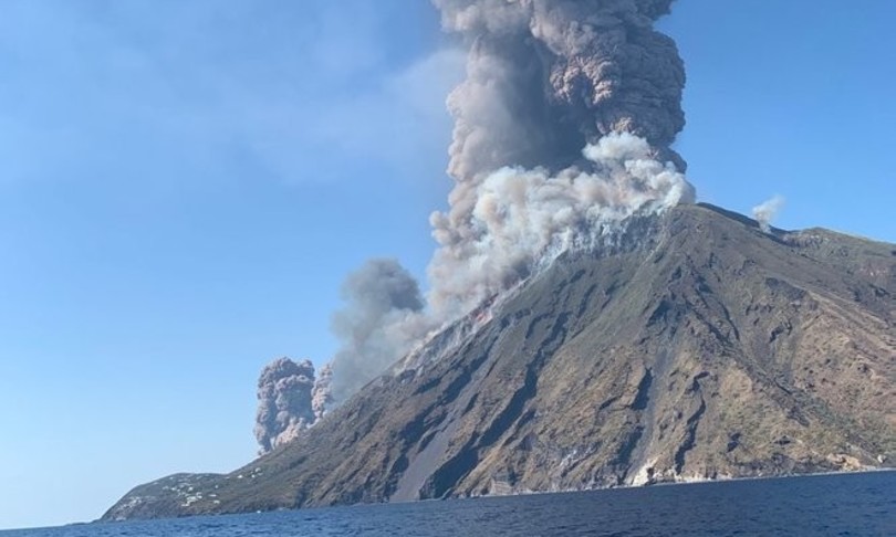 Vulcão Stromboli registra forte erupção na Sicília