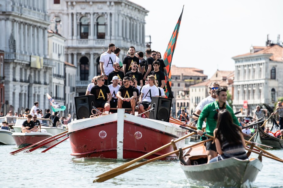 Venezia conquista acesso à elite na Itália após 19 anos e comemora com barqueata