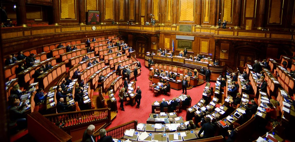 Câmara da Itália aprova lei que reduz de 25 para 18 anos idade mínima para votar ao Senado