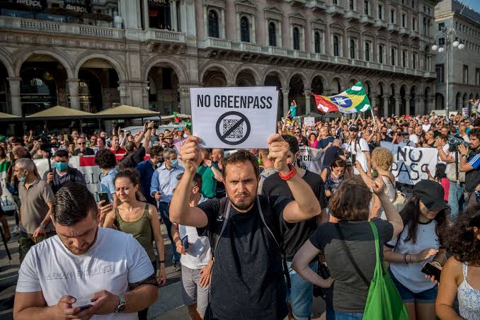Italianos e franceses vão às ruas para protestar contra passe sanitário