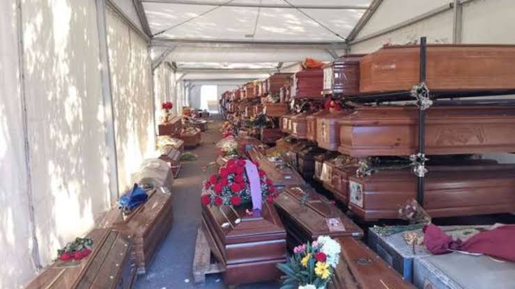 Falta de espaço em cemitério em Palermo faz com que quase mil caixões fiquem empilhados aguardando enterro