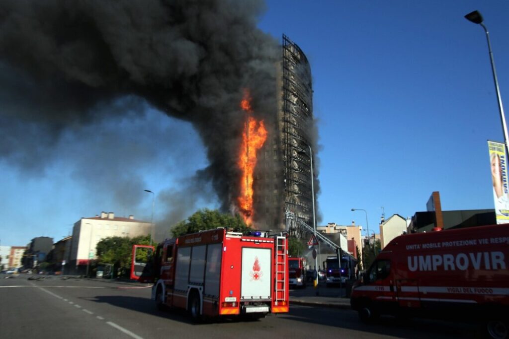 Prédio de 20 andares pega fogo em Milão