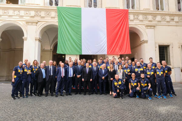 Mattarella e Draghi recebem seleções campeãs de vôlei da Itália