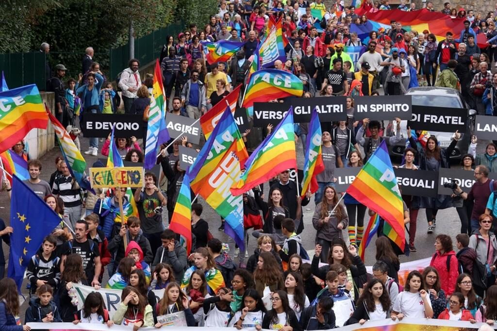 Passeata reúne multidão em Perugia-Assis pelos 60 anos da Marcha pela Paz