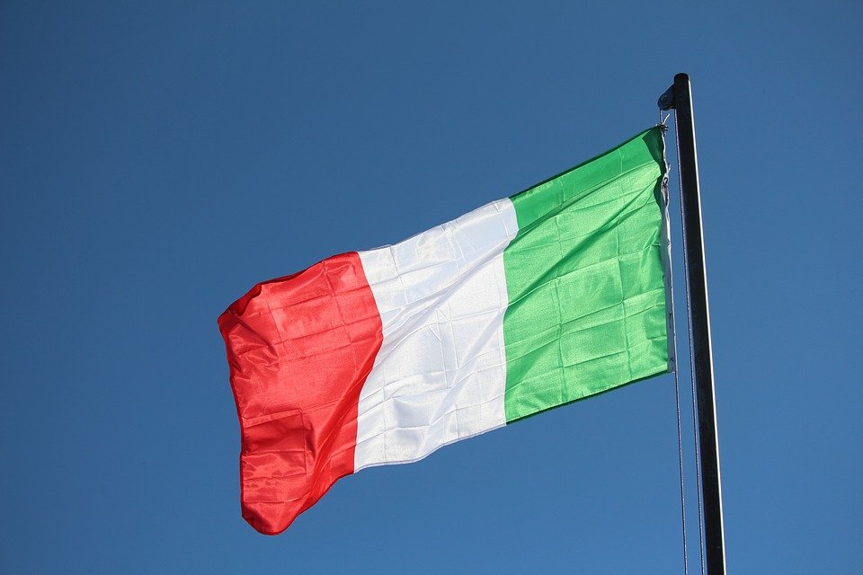 Agência S&P reafirma rating da Itália, mas altera perspectiva de estável a positiva