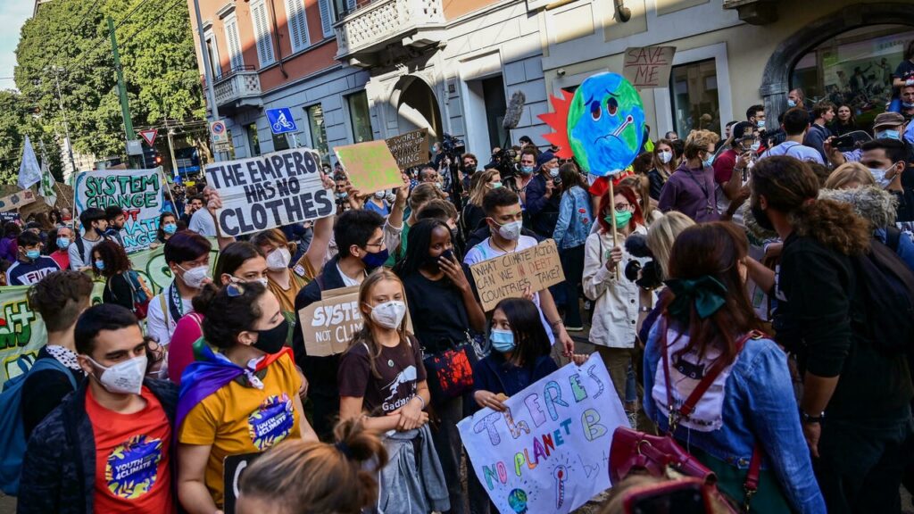 Centenas de jovens do mundo inteiro protestam em Milão contra mudança climática